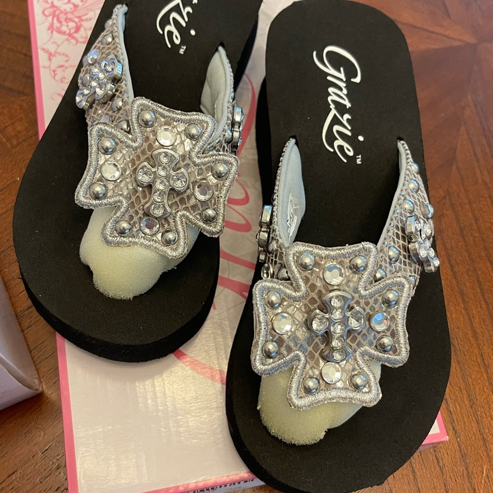 Kids Grazie platform flip flops. Extremely rare.